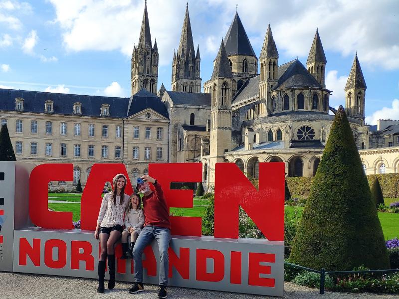 556416 totem caen normandie devant l abbaye aux hommes