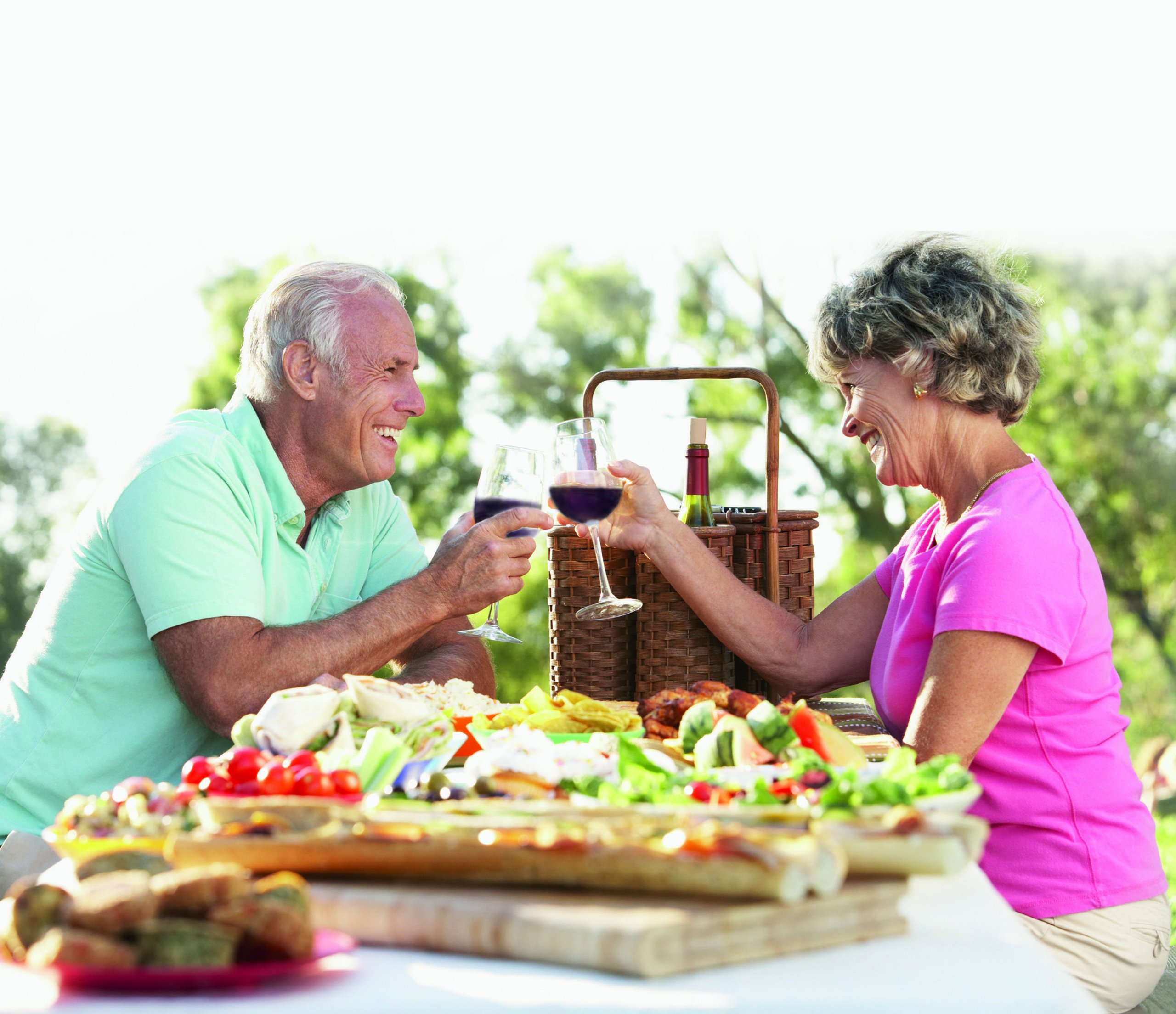 csm 20 winecouplelunch fotolia mit 1 0f8f8d89751401923820